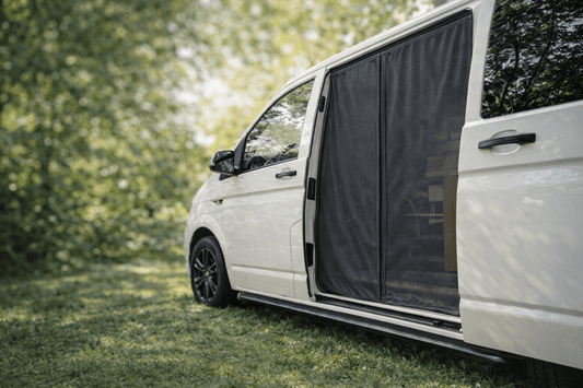 Moustiquaire installée sur la fenêtre d'un camping-car