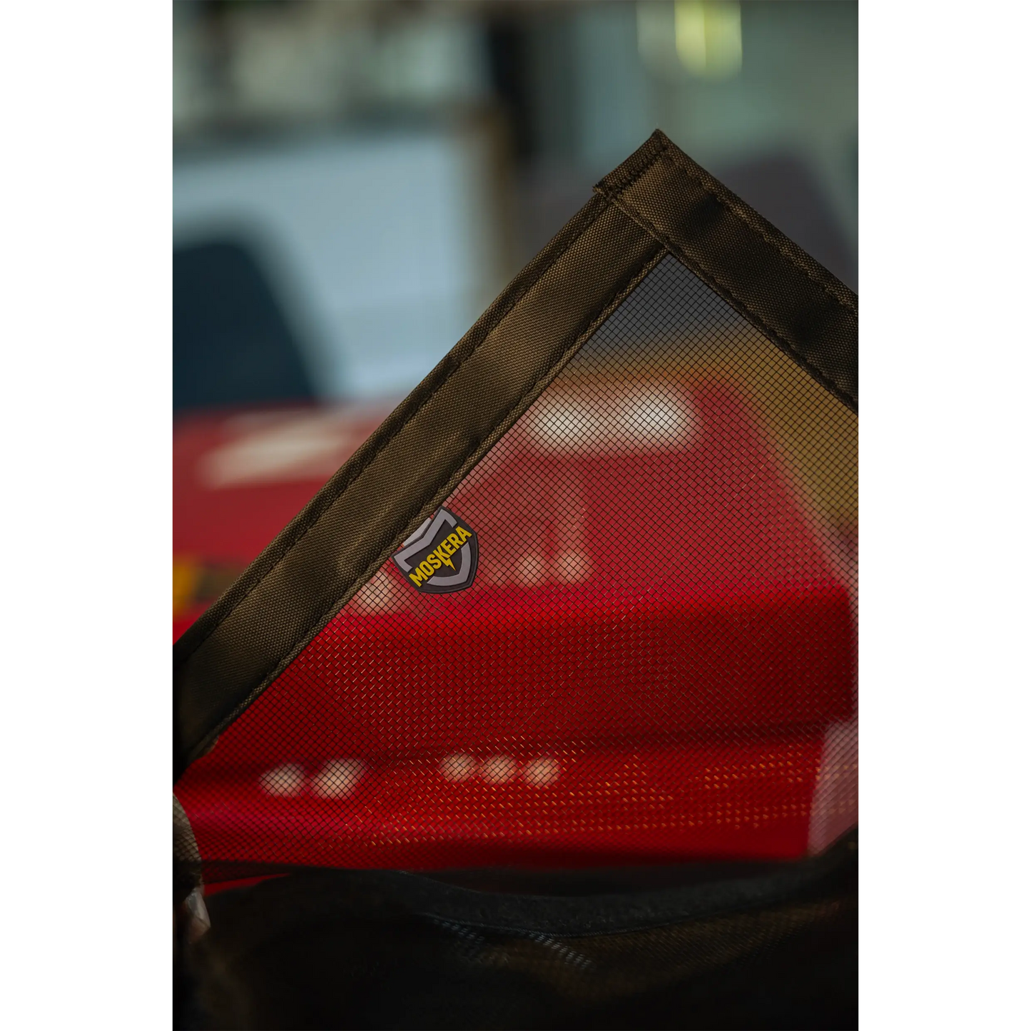 Moustiquaire MOSKERA noire, vue de la maille en fibre de verre niore, logo embossé MOSKERA