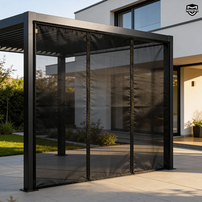 Moustiquaire noire MOSKERA installée sur une pergola bioclimatique, sur terrasse