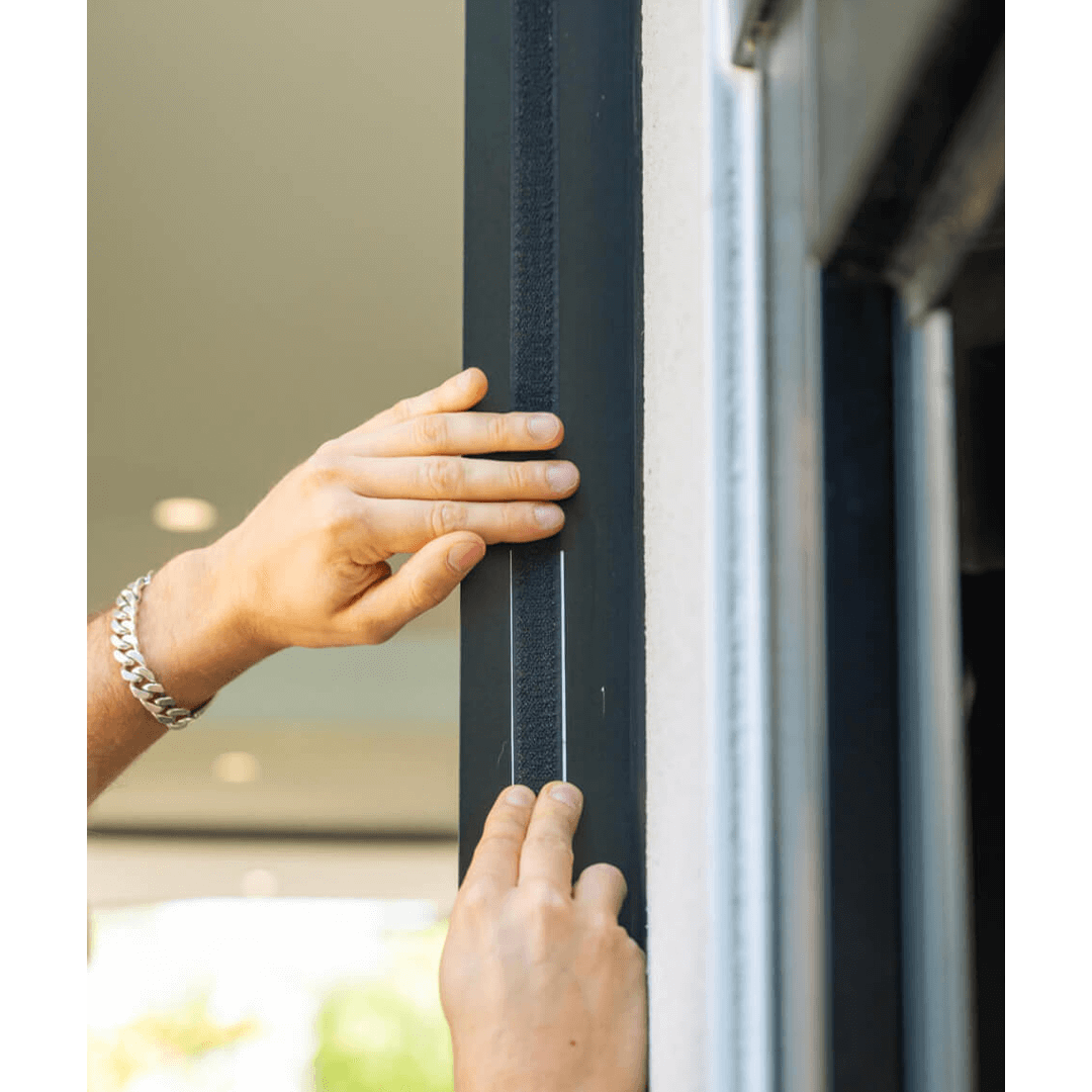 Fixation d’une moustiquaire magnétique MOSKERA sur un cadre de porte en PVC