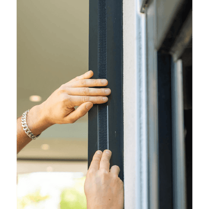 Fixation d’une moustiquaire magnétique MOSKERA sur un cadre de porte en PVC