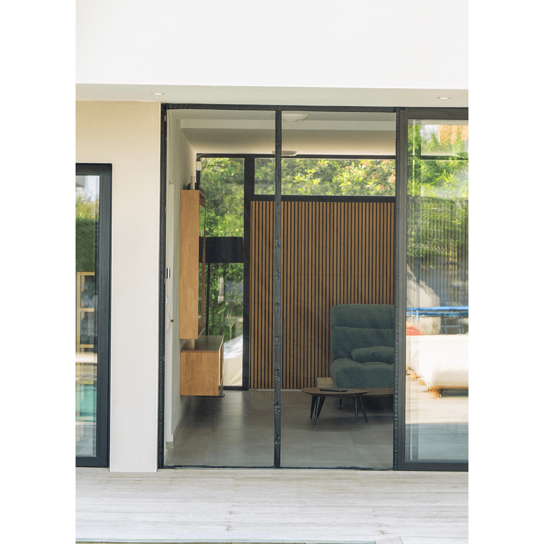 Moustiquaire magnétique MOSKERA installée sur une grande baie vitrée