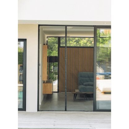 Moustiquaire magnétique MOSKERA installée sur une grande baie vitrée