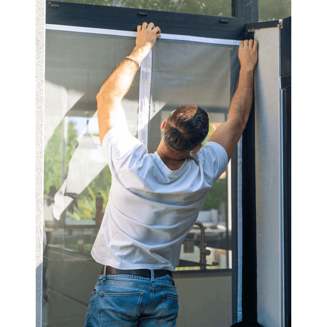 Installation d’une moustiquaire magnétique MOSKERA sur un cadre de porte