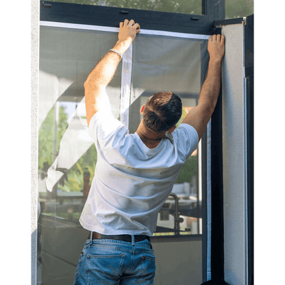 Installation d’une moustiquaire magnétique MOSKERA sur un cadre de porte