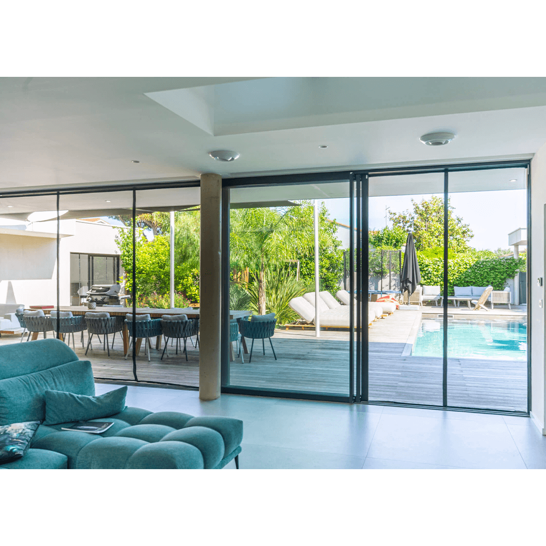 Moustiquaire magnétique grande ouverture MOSKERA installée sur une porte coulissante, laissant passer l'air frais