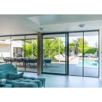 Moustiquaire magnétique grande ouverture MOSKERA installée sur une porte coulissante, laissant passer l'air frais