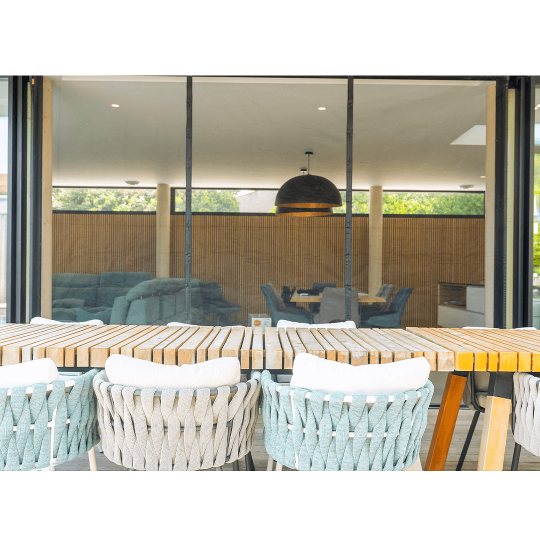 Moustiquaire magnétique grande ouverture MOSKERA, installée sur une terrasse extérieure