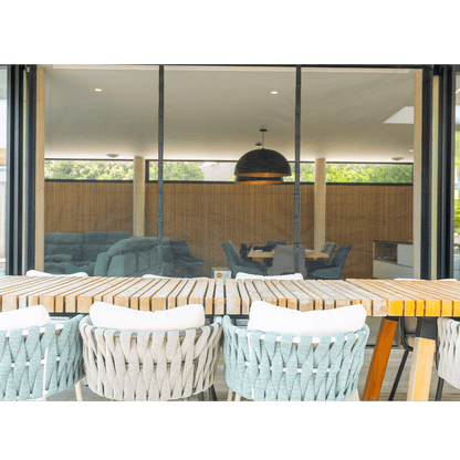 Moustiquaire magnétique grande ouverture MOSKERA, installée sur une terrasse extérieure