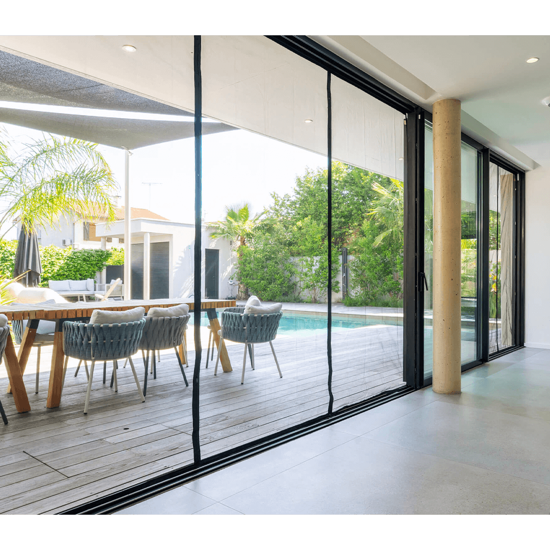 Moustiquaire magnétique grande ouverture MOSKERA installée sur une baie vitrée