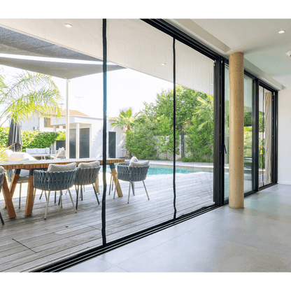 Moustiquaire magnétique grande ouverture MOSKERA installée sur une baie vitrée